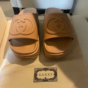 WOMEN'S INTERLOCKING  SLIDE SANDAL